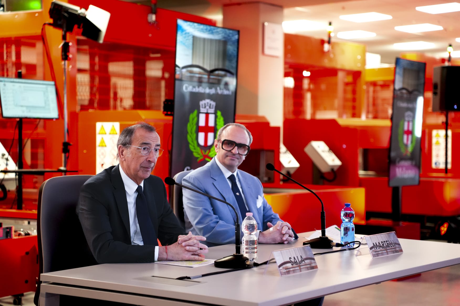 Il sindaco di Milano Giuseppe Sala e il professor Francesco Martelli, direttore della Cittadella degli Archivi, durante la conferenza di inaugurazione del nuovo polo archivistico